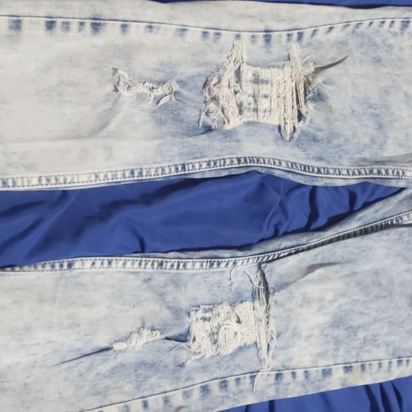 Distressed jeans - Picture 3 of 4